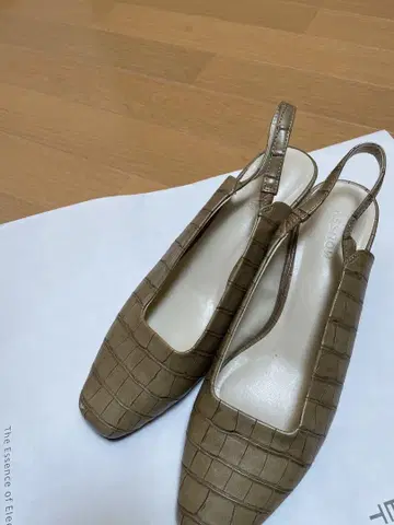 MOUSSY 베이지 샌들 낮은 힐
