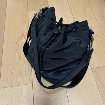 블랙 나일론 드로우 스트링 숄더백
