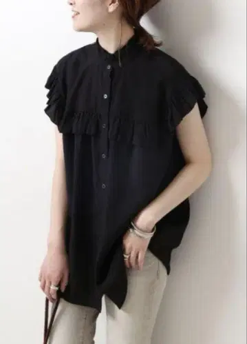 spick&span 프릴 블랙 슬리브리스 셔츠
