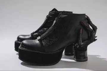타락하는 천명의 힐 부츠 black x black