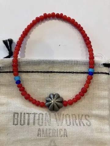 BOTTON WORKS의 화이트 하트 팔찌 RED 레드