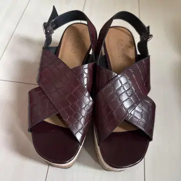 ZARA 버건디 크로스 스트랩 샌들 38