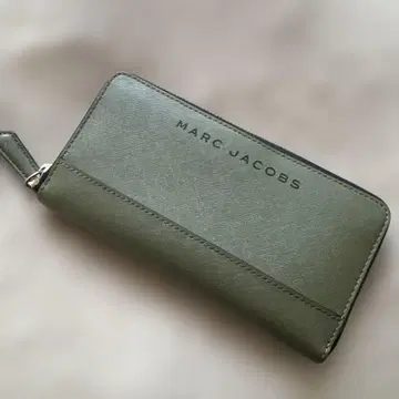 MARC JACOBS 올리브 그린 장지갑
