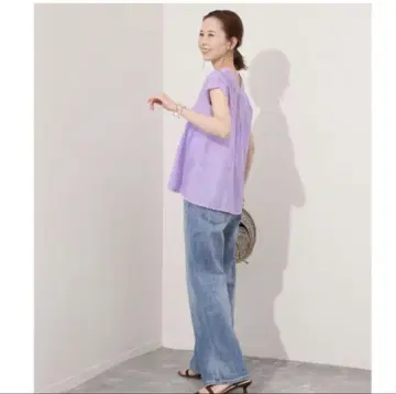 슬로브 이에나 레이스 핀턱 V넥 블라우스 슬리브리스