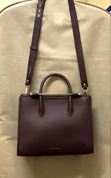 Strathberry 미디 토트 Burgundy 레어한 버건디 컬러