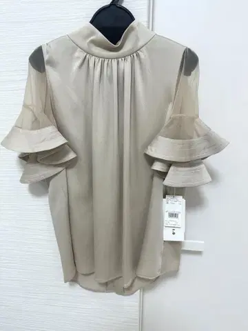 베이지 프릴 소매 하이넥 셔츠 택 포함 미사용 새상품