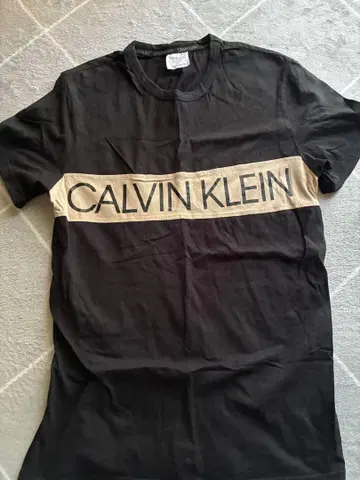 Calvin Klein 블랙 티셔츠