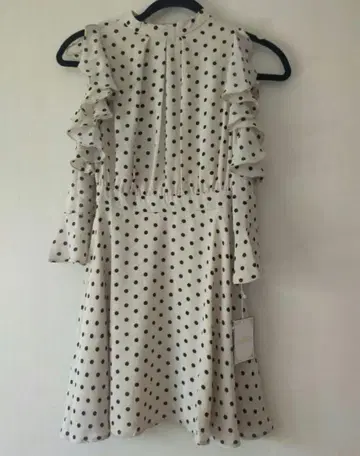 택 포함 새상품 미셸 마카롱 도트 무늬 프릴 오픈 숄더 원피스