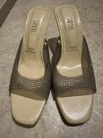 ZARA 스톤 장식 베이지 뮬