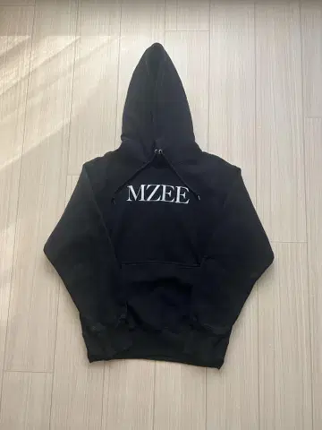MZEE 로고 후드 부착 후드티 블랙