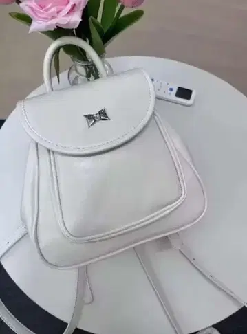 화이트 가죽 백팩