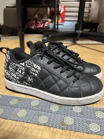 DC Shoes 블랙 퀼팅 스니커즈