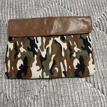 Bershka 카모 패턴 클러치백