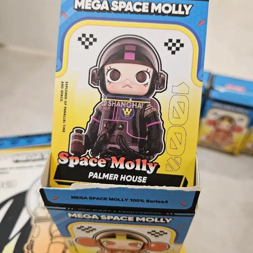 Pop Mart Mega Space Molly Palmer House 100 on Bunjang Global Site.