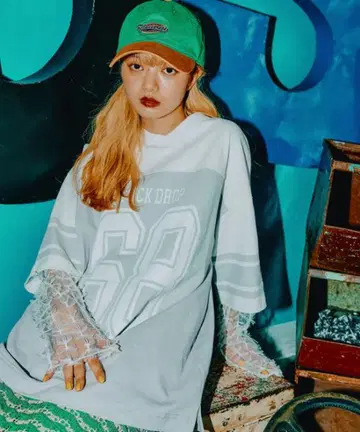 모드 놈코어 레이어드 넘버링 티셔츠 시모 테이라 착용