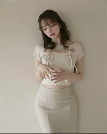 앤드마리 리본 포함 베이지 크롭 탑 반팔