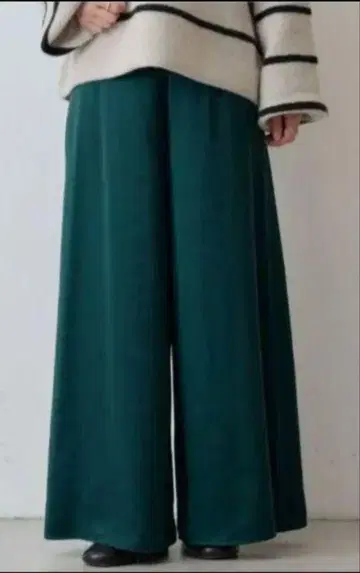 20900엔 이번 시즌 새상품 비어즐리 새틴 배기 팬츠 다크 그린