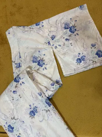 화이트 베이스의 연보라, 농담 파랑 꽃무늬가 산뜻한 유카타