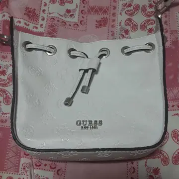 GUESS 숄더백 화이트