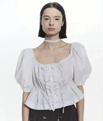 새상품 Bibiy. CYNTHIA CROPPED BLOUSE