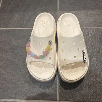 Crocs 화이트 통굽 샌들 (비즈 장식)