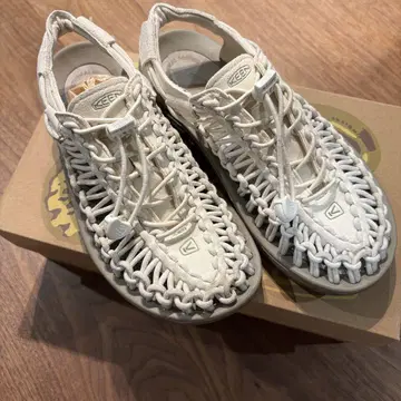 KEEN UNEEK 샌들 화이트 박스 포함