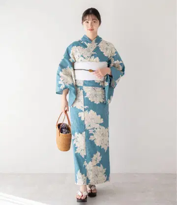 파란색 꽃무늬 긴팔 유카타와 화이트 오비