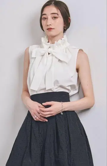 유나이티드 애로우즈 개더 프릴 리본 슬리브리스 블라우스