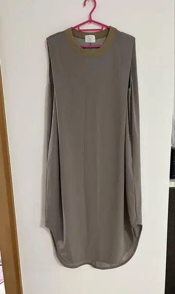 라디에이트 카키 슬리브리스 원피스