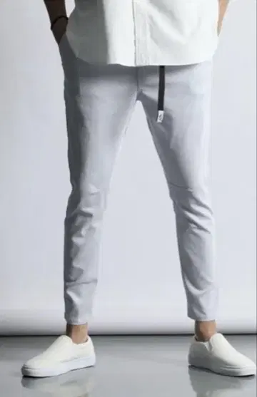 더퍼 테이퍼드 팬츠 화이트