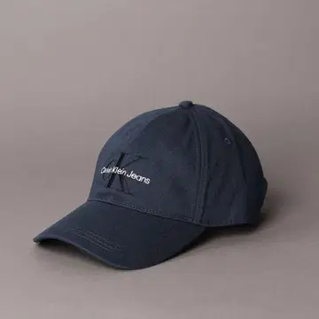Calvin Klein 모노그램 로고 자수 캡 네이비