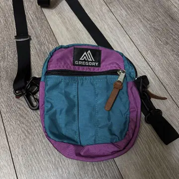새상품급 그레고리 숄더백 퀵 포켓 M