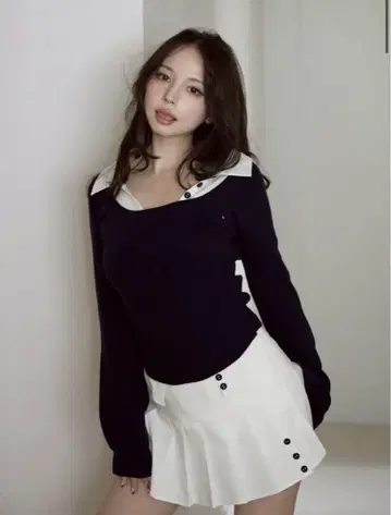 andmary 네이비 오프숄더 니트와 화이트 스커트