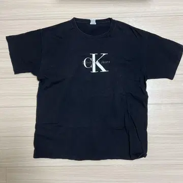 구제 의류 Calvin Klein Jeans 블랙 티셔츠 L/XL
