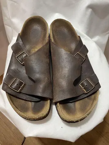 BIRKENSTOCK 버켄스탁 다크 브라운 가죽 샌들 구제 의류
