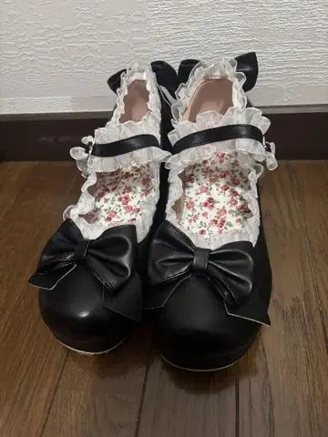 프릴 리본 포함 블랙 로퍼