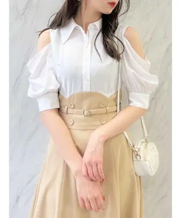[] 오픈 숄더 트렌치 원피스 베이지
