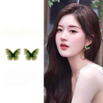 자오루쓰 착용 민트 그린 나비 모티브 귀걸이