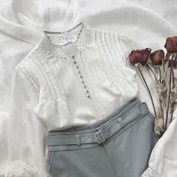 An another angelus 배색 리본 레이스 스탠드 칼라 블라우스
