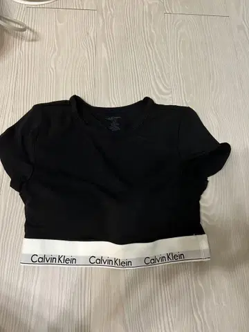 Calvin Klein 블랙 크롭 T셔츠 M