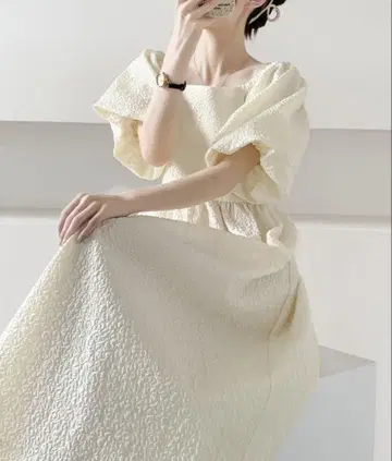 ABITOKYO 엠보 자카드 퍼프 슬리브 스퀘어 원피스