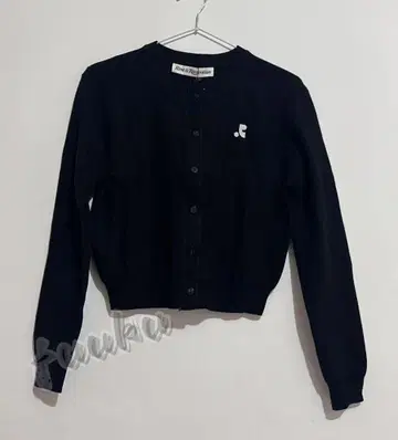 한국 Rest & Recreation 검은색 버튼 가디건