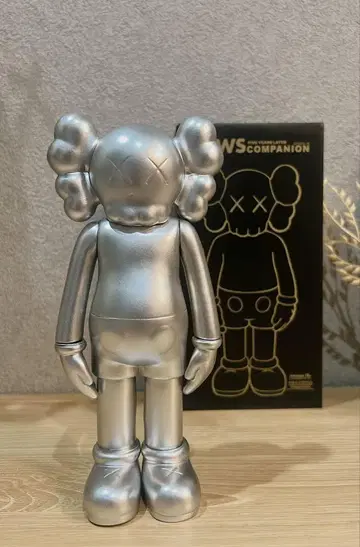 KAWS 피규어 실버