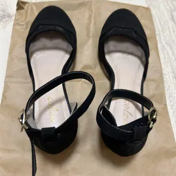 블랙 스트랩 샌들 로우힐