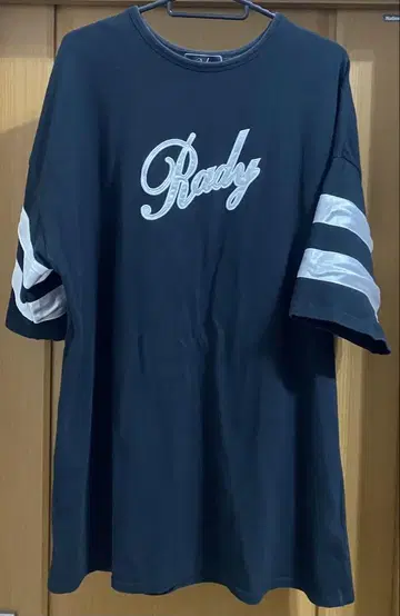 완판템 Rady 오버 사이즈 반팔 티셔츠 새틴 스트라이프 블랙
