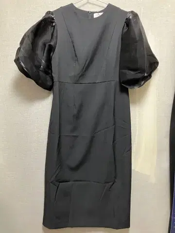 오페크클립 블랙 퍼프 슬리브 원피스