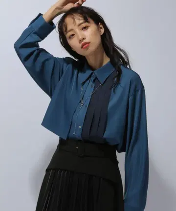 HARE 파트 플리츠 배색 셔츠 블루