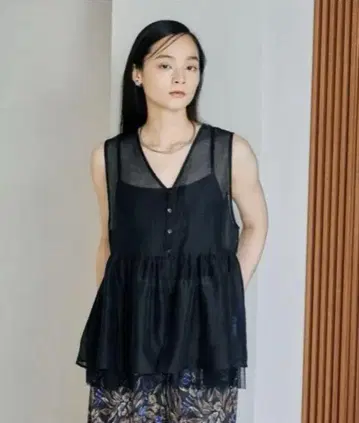시어 자수 모듬 슬리브리스 블라우스