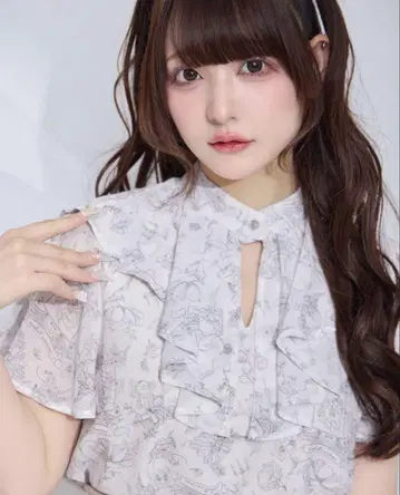 미사용 새상품 미셸 마카롱 로얄 플뢰르 케이프 블라우스 프리 사이즈