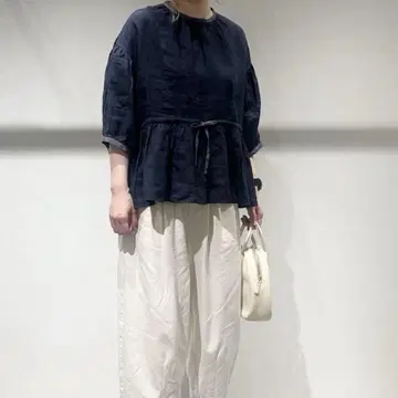 늑대와 햇살이 비치는 오솔길